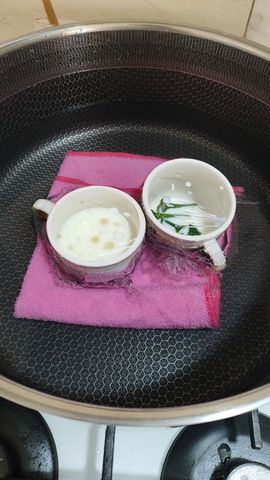 Две чашки в водяной бане