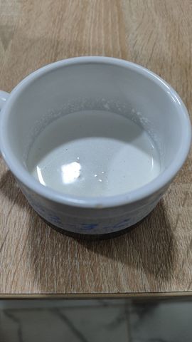 Жидкие сливки в чашке