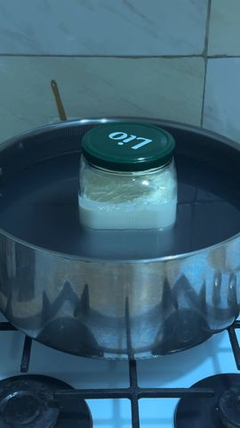 Банка в водяной бане на плите