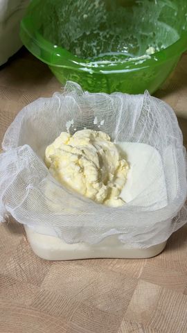 Ком масла на марле