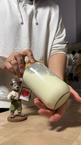Банка со сливками в руках