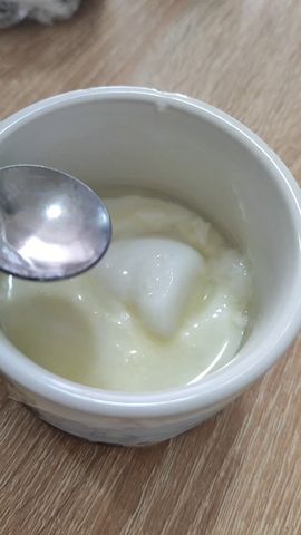Ложка с кубиком плотной простокваши