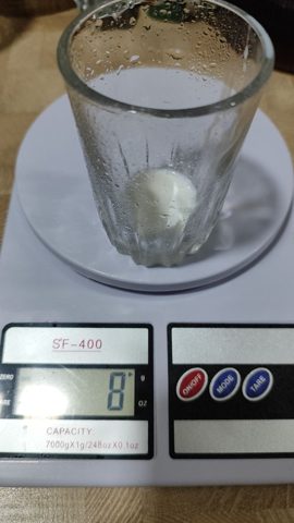 Стакан с сывороткой на весах, 8 г